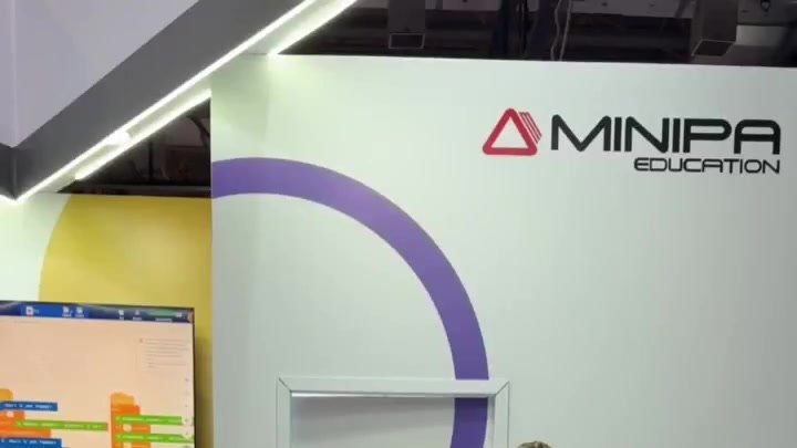 Estande da Minipa Education com demonstração de robótica do Ciência em Show