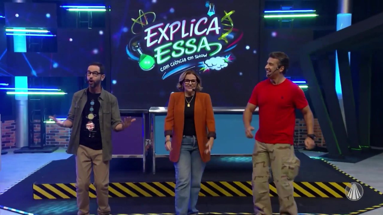 Ana Teresa Ralston, Gerson Julião e Daniel Ângelo no palco do quadro Explica Essa, do Ciência em Show