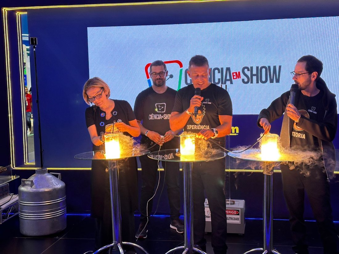 Comunicadores do Ciência em Show apresentando conteúdo ao vivo no palco