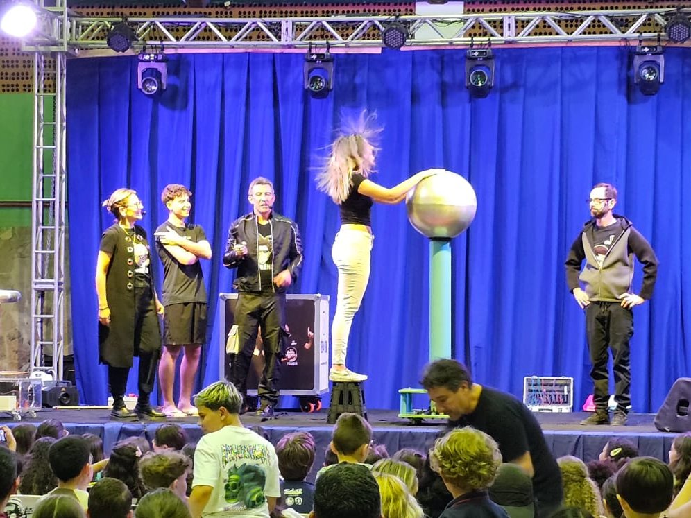 Comunicadores do Ciência em Show no palco durante experimento científico ao vivo