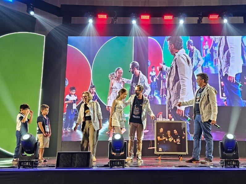 Espetáculo científico do Ciência em Show em telão de grande evento