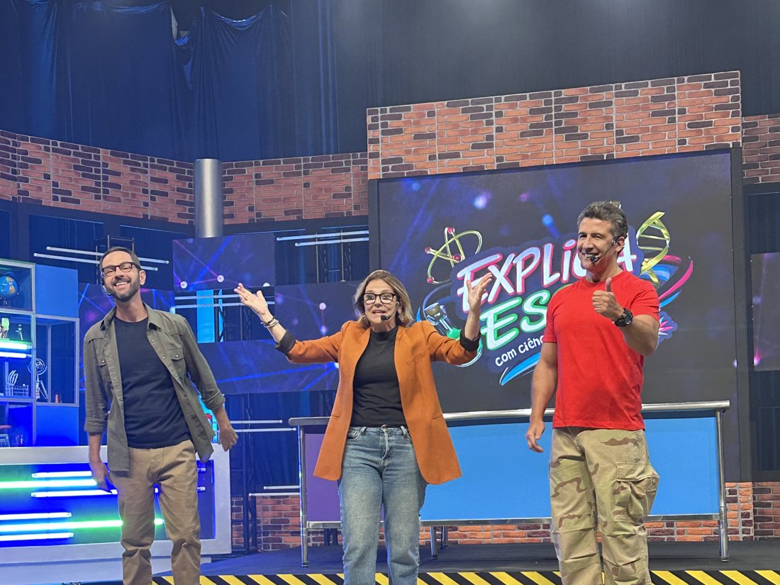Ana Teresa Ralston, Gerson Julião e Daniel Ângelo no palco do quadro Explica Essa, do Ciência em Show