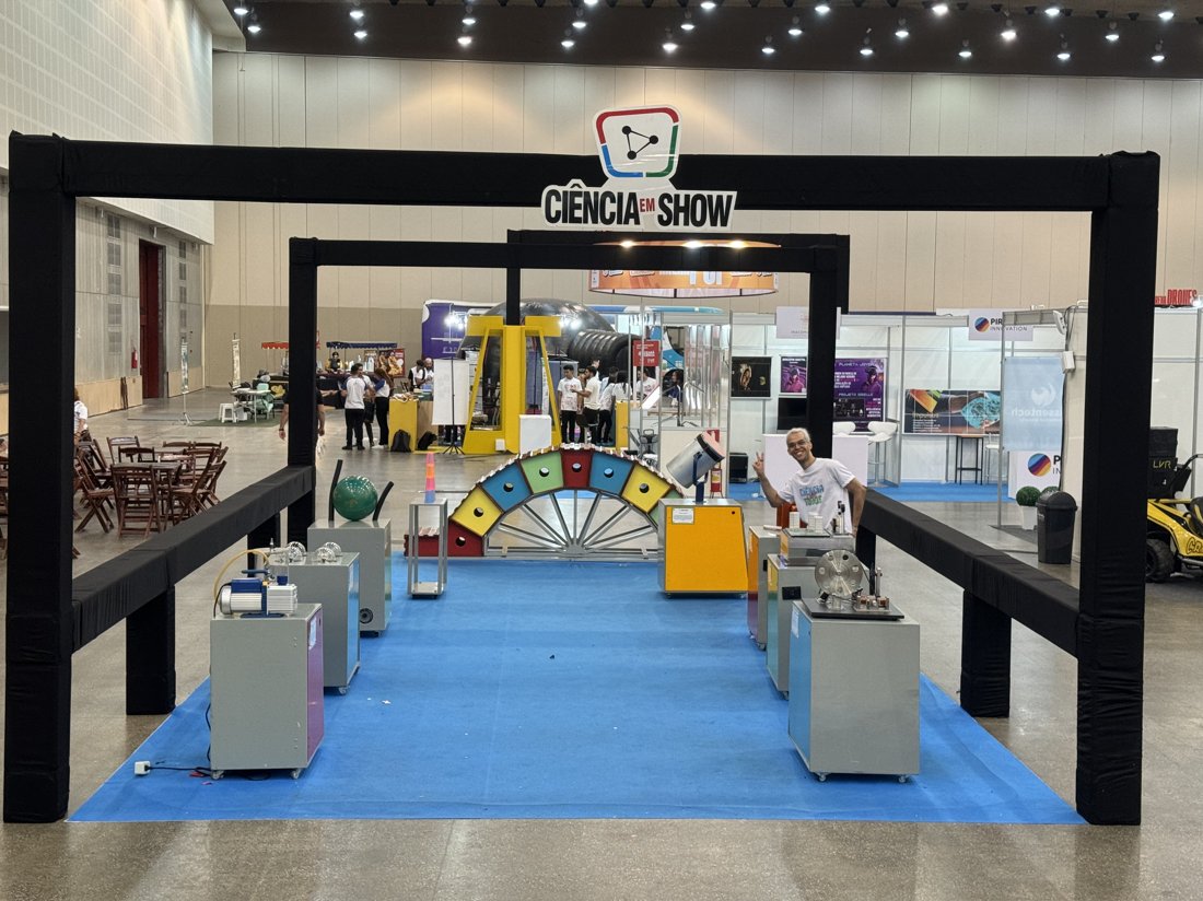 Estande de experiências interativas do Ciência em Show montado em evento