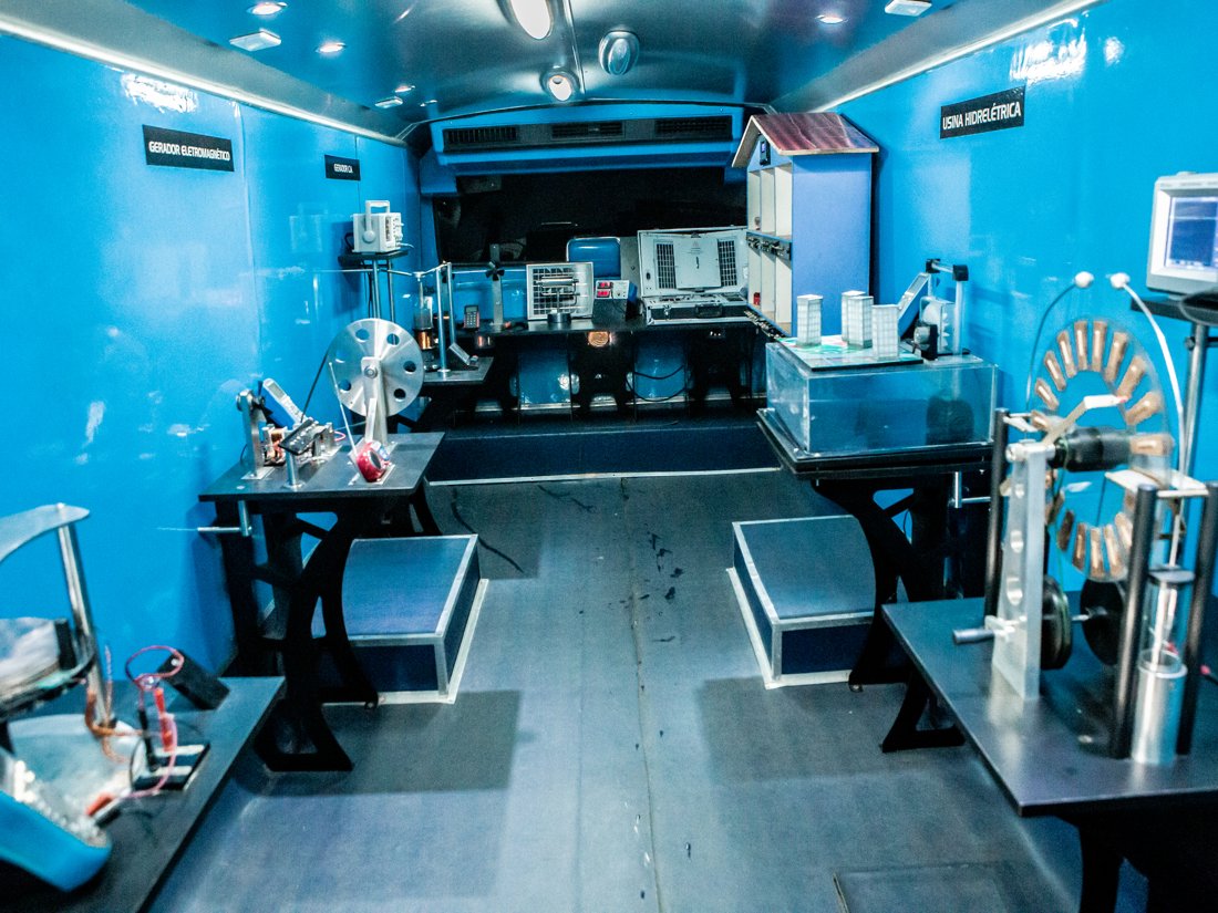 Interior do ônibus laboratório do Ciência em Show com experimentos interativos