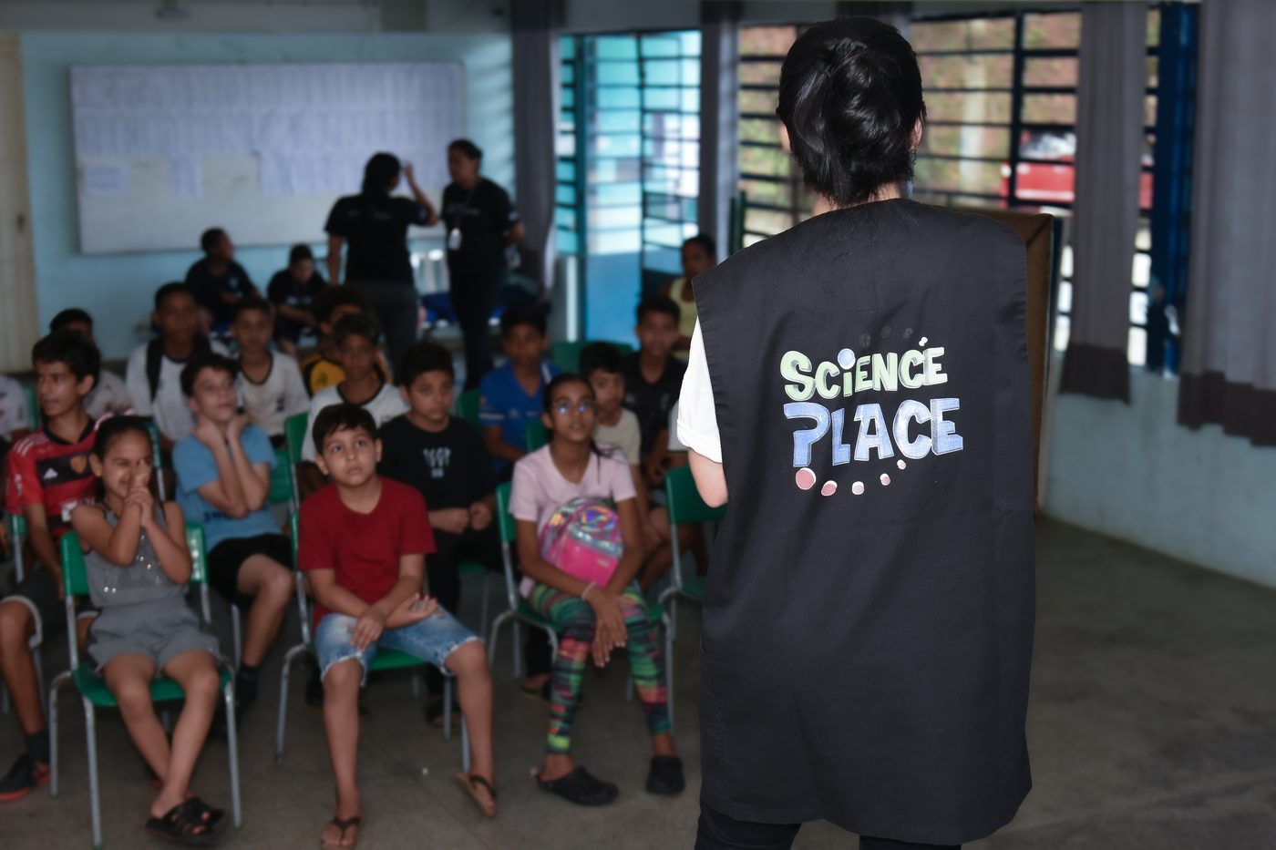 Alunos assistindo à apresentação Science Place Show na Phorte Educacional