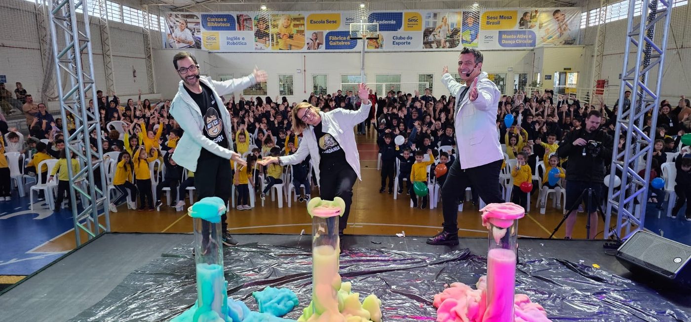 Público acompanhando o Espetáculo do Ciência em Show na ativação do Sesc Santa Catarina